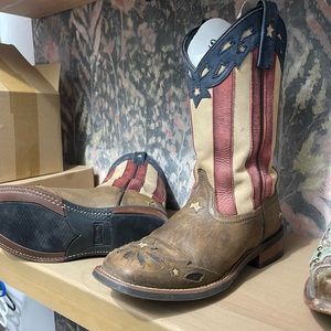 7M Laredo square toe boots!